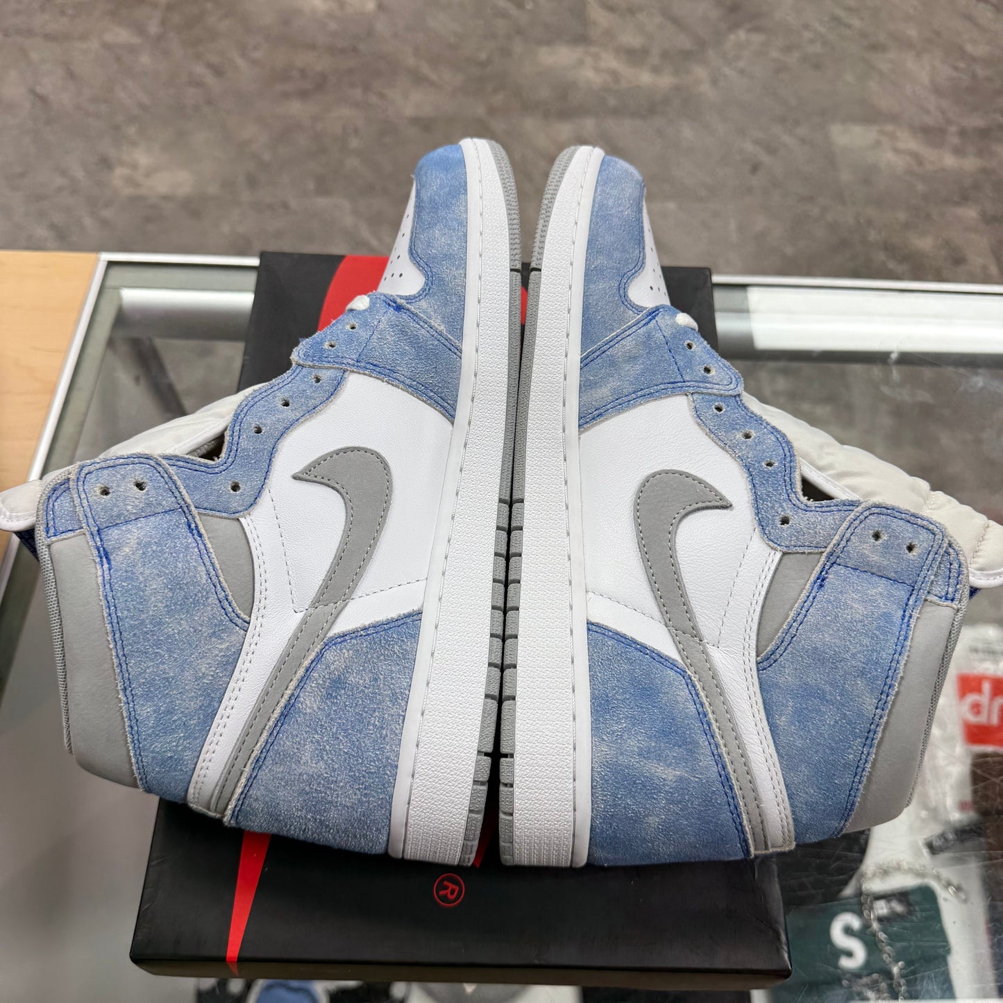 Air Jordan 1 Retro High Hyper Royal Smoke Grey