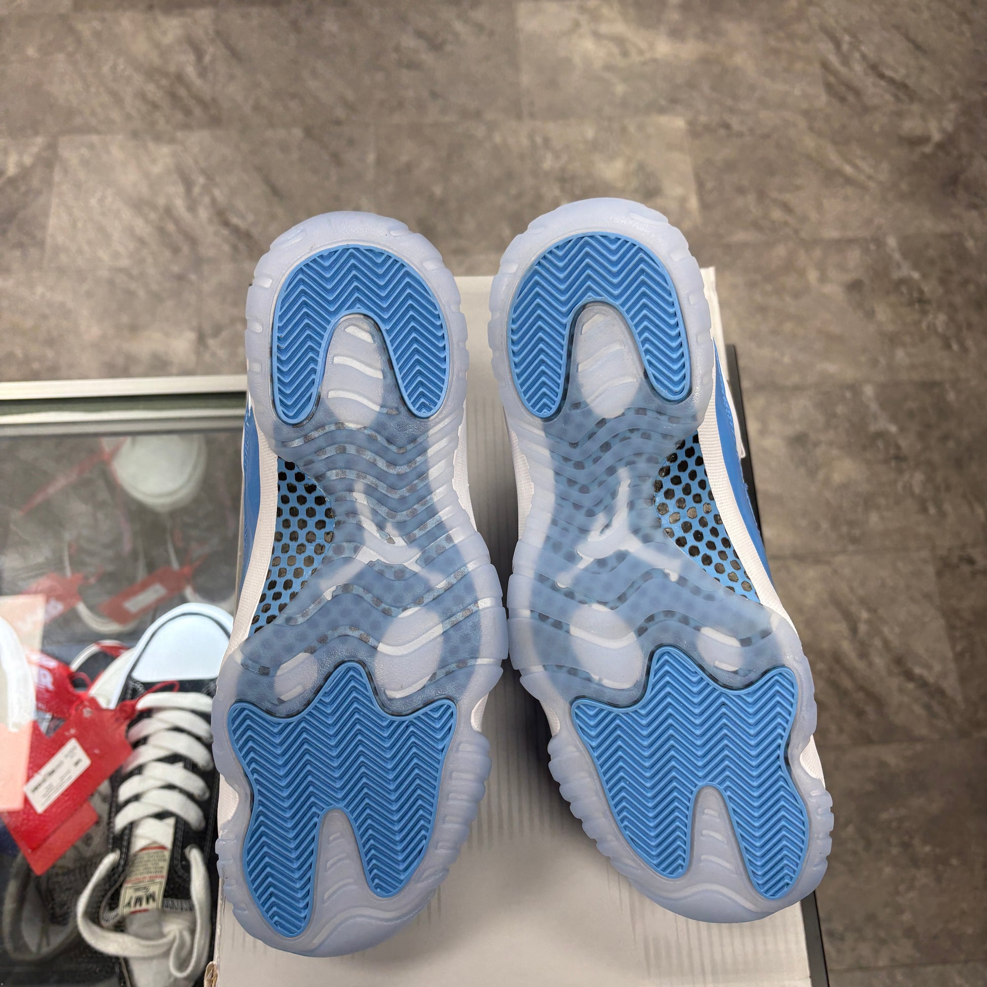 Jordan 11 Retro Low University Blue (2026)